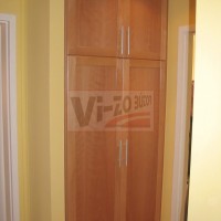 beépített szekrény bükkfa ajtókkal